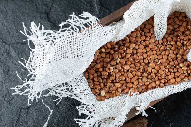 istock A white burlap with unprepared brown kidney beans 1303774294