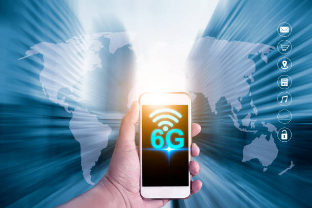 Smart phone on hand show 6G network graphic new hi speed technology signal diagram with tool icon on beside ,World business background is best connection skyline business communication concept . teléfono inteligente a mano mostrar 6g gráfico de red nuevo diagrama de señal de tecnología de alta velocidad con icono de herramienta en el lado, fondo de negocio mundial es mejor concepto de comunicación empresarial horizonte de conexión.