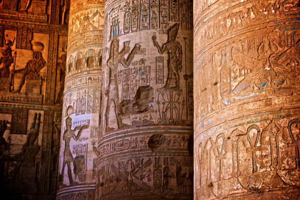 エジプトのルクソールのデンデラ寺院複合施設の低草形ホールの象形文字を持つカラフルなエジプトの柱 - egypt egyptian culture column ancient egyptian culture ストックフォトと画像
