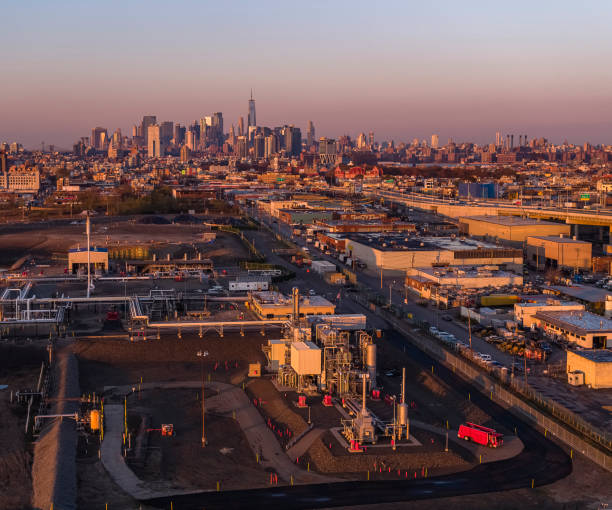 Firetruck is on duty near a power plant in the industrial zone in East Williamsburg, Brooklyn, New York, with the remote view of Downtown Manhattan in the backdrop. Drone view of the industrial district in Brooklyn, with the remote view of Lower Manhattan. BQE stock pictures, royalty-free photos & images