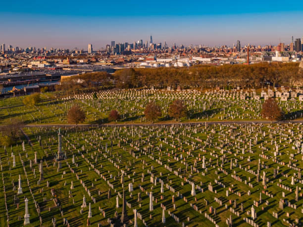 Aerial panoramic view of Calvary Cemetery, Queens, with the remote Manhattan in the backdrop. Calvary Cemetery, Queens, with the remote view of Manhattan in the backdrop. BQE stock pictures, royalty-free photos & images