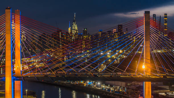 The night view of Midtown Manhattan skyline over illuminated Kosciuszko Bridge. Night view of Midtown Manhattan Skyline over the new Kosciuszko Bridge, Brooklyn, New York. BQE stock pictures, royalty-free photos & images