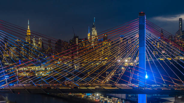 The night view of Midtown Manhattan skyline over illuminated Kosciuszko Bridge. Night view of Midtown Manhattan Skyline over the new Kosciuszko Bridge, Brooklyn, New York. BQE stock pictures, royalty-free photos & images