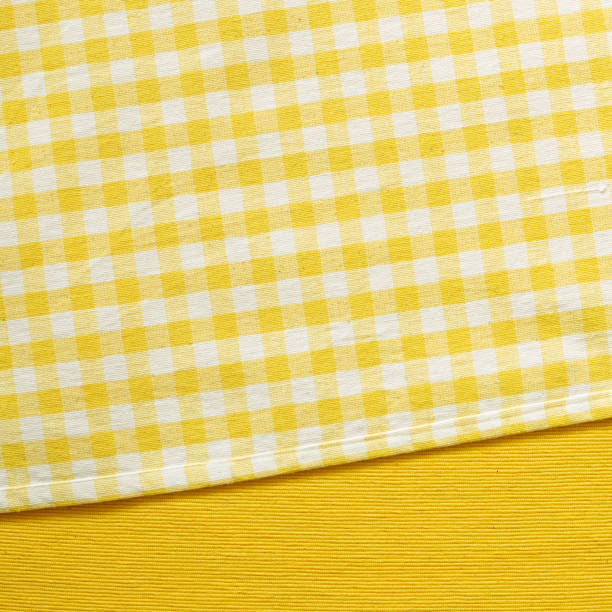 fond jaune de tissu de modèle de contrôle et de bande - tablecloth checked yellow textile photos et images de collection