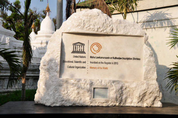 detalle de información de la etiqueta de mármol de piedra de la placa de la unesco maha lawka marazein pagoda paya templo o santuario de inscripción kuthodaw - pagoda bagan tourism paya fotografías e imágenes de stock