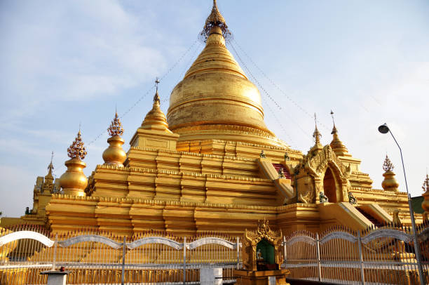 maha lawka marazein stupa de oro pagoda paya templo o santuario de inscripción kuthodaw - pagoda bagan tourism paya fotografías e imágenes de stock