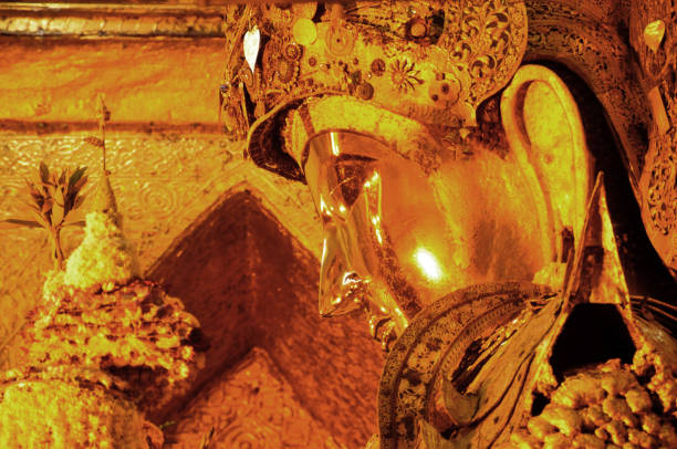 maha myat muni buda imagen estatua en mahamuni paya buda templo en mandalay, myanmar - paya fotografías e imágenes de stock