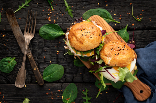 Toasted sandwich with avocado and vegetables