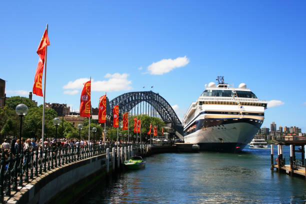 sydney harbour bridge von circular quay, sydney, nsw, australien - sydney harbor australia financial district cruise ship stock-fotos und bilder