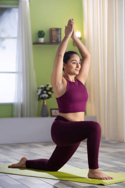 linda jovem atraente fazendo yoga se exercitando em casa, conceito de saúde, conceito fitness, foto de estoque - yoga posture women flexibility - fotografias e filmes do acervo
