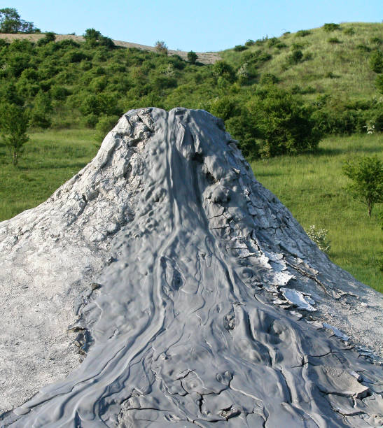 schlammvulkan fließt lehmigen schlamm mit kohlenwasserstoffen gemischt. naturschutzgebiet salse von nirano: modena, italien. - gurgling stock-fotos und bilder