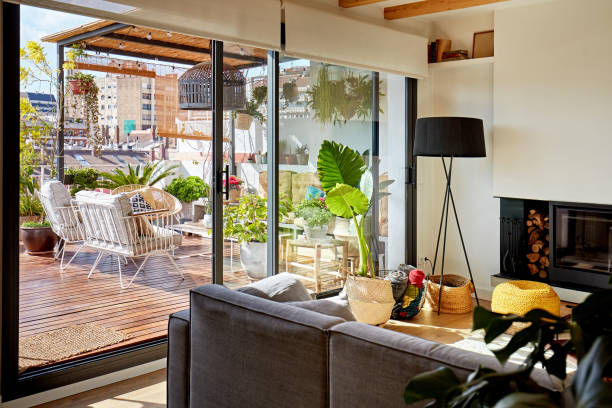バルセロナ アパートメントのサニー リビング スペース - 引き戸 ストックフォトと画像