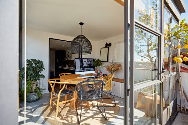 home office em apartamento moderno sun room - indoors conservatory decor home interior - fotografias e filmes do acervo