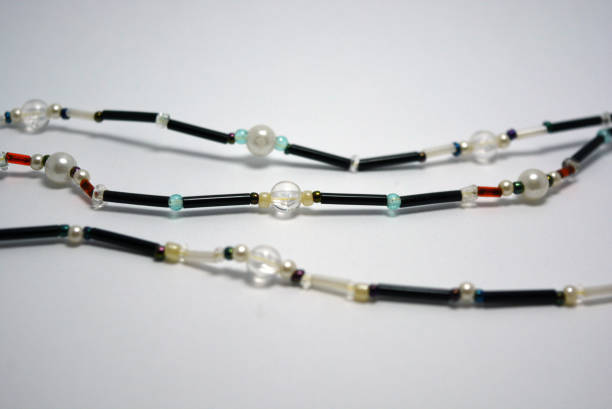 ensembles femelles de perles faites des perles, de grandes perles et situées sur un fond blanc. - animal bone stone necklace bead photos et images de collection