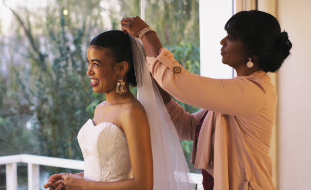 matka i córka dzielący się wyjątkową chwilą - wedding black american culture bride zdjęcia i obrazy z banku zdjęć