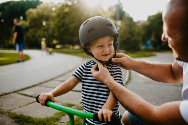 kleiner junge lernt fahrrad fahren - safe ride stock-fotos und bilder