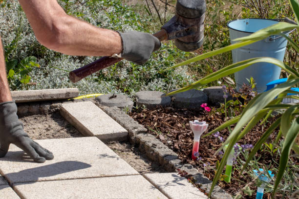 herramientas del artesano. un trabajador profesional de pavimentación colocando losas de patio en un lecho de grava usando un martillo de pavimentación profesional. equipo de una albañil para colocar losas de pavimentación. - rubber mallet fotografías e imágenes de stock