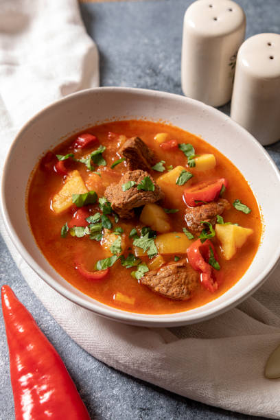 굴라쉬는 쇠고기, 감자, 토마토, 고추를 곁들인 헝가리 전통 요리입니다. 요리용 채소가 있는 흰색 접시에 굴라쉬 - beef goulash 뉴스 사진 이미지