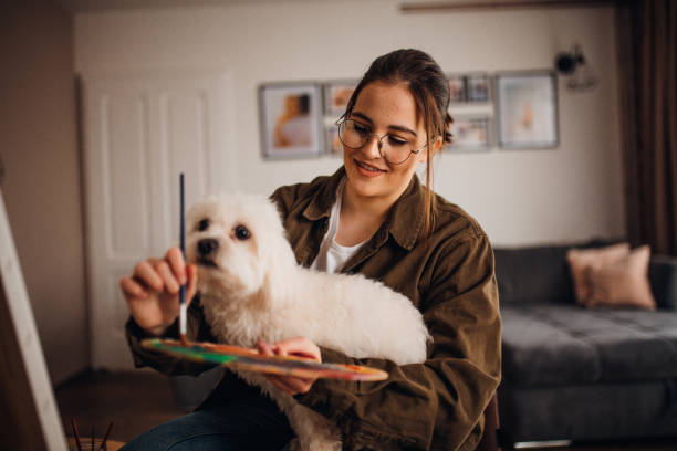 istock Girl painting on canvas 1303822193