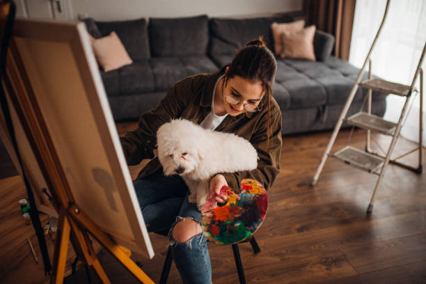 istock Girl painting on canvas 1303822911