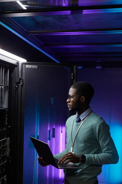 ingeniero informático afroamericano - computer programmer network server data center fotografías e imágenes de stock