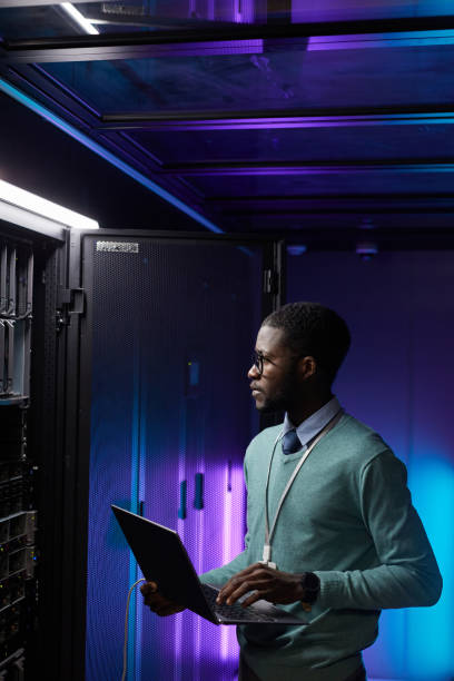 african american it engineer - technology network server technician computer network imagens e fotografias de stock