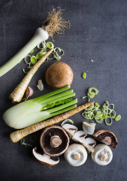 verduras orgánicas sobre fondo gris - cooking domestic kitchen vegetable soup fotografías e imágenes de stock