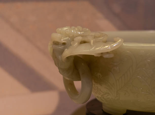 antike china relief carving jade, tier geformt griff close-up - ethnisches erscheinungsbild stock-fotos und bilder