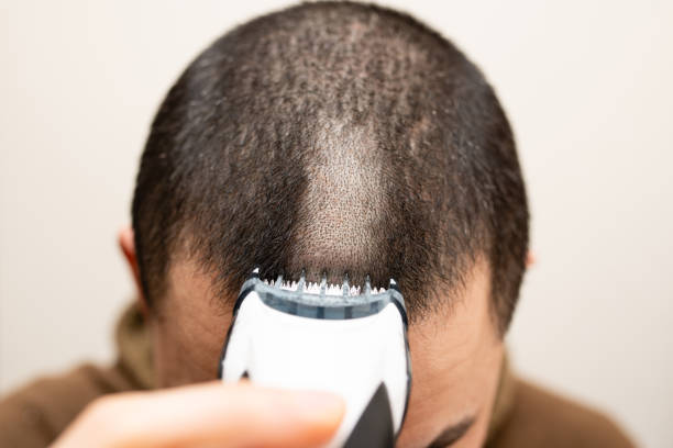 Men cut the hair with clippers
