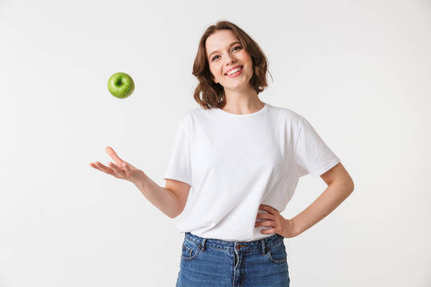 ritratto di una giovane donna felice con mela verde - apple women green eating foto e immagini stock