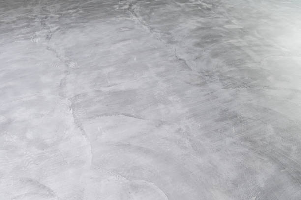 sfondo del pavimento grigio microcement con difetti - pavimento di cemento foto e immagini stock