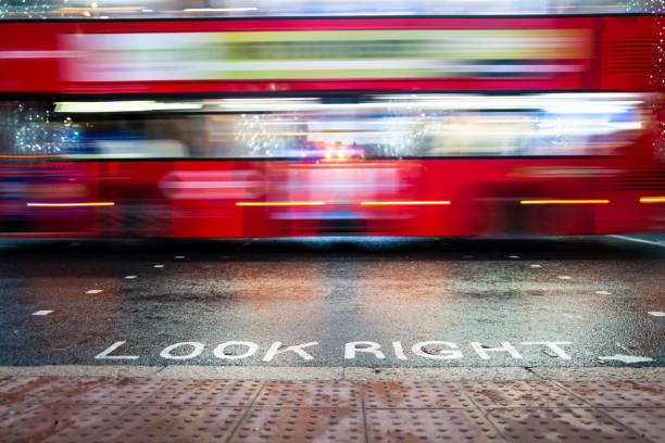 도시에서 빨간 런던 버스과 과속의 흐릿한 움직임 - driver bus public transportation reflection 뉴스 사진 이미지