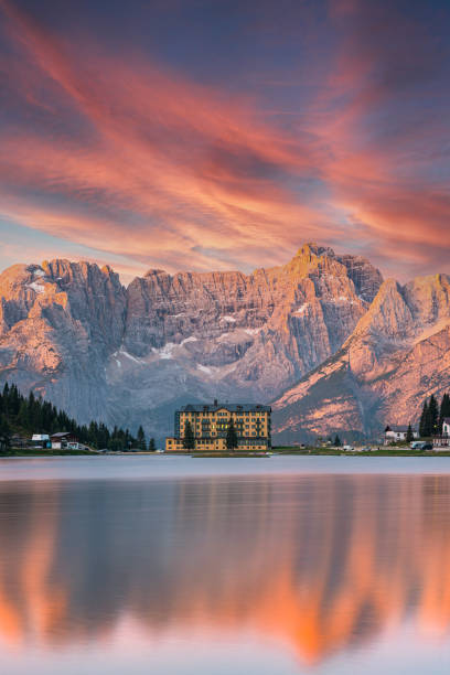 bellissima alba sul lago misurina nelle dolomiti italiane - cortina dampezzo foto e immagini stock