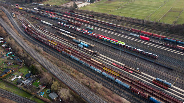 astillero, patio de derivación y trenes de carga - vista aérea - shunting yard freight train cargo container railroad track fotografías e imágenes de stock