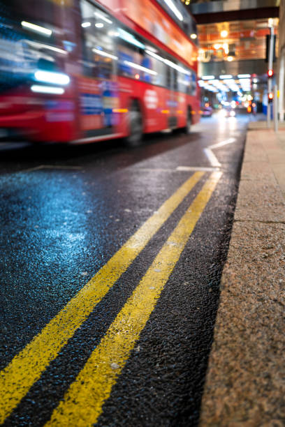 도시에서 빨간 런던 버스과 과속의 흐릿한 움직임 - driver bus public transportation reflection 뉴스 사진 이미지