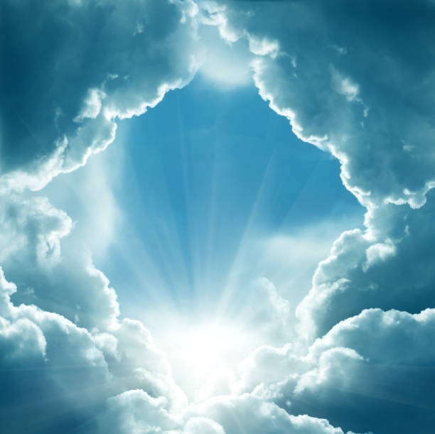 cielo scuro con sole - god spirituality sunbeam heaven foto e immagini stock