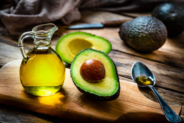 avokadoolja på rustikt träbord - avocado oil bildbanksfoton och bilder