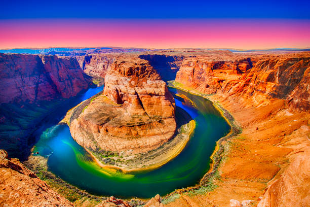 horseshoe bend am colorado river in page arizona. - majestic mountain river horseshoe bend stock-fotos und bilder