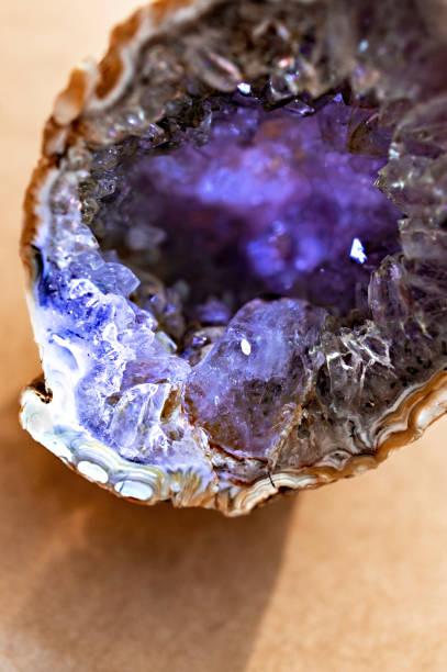 Druse amethyst close up. Purple crystals of amethyst stone, mineralogy, quartz, gem stone, Semi precious gem Druse amethyst close up. Purple crystals of amethyst stone, mineralogy, quartz, gem stone, Semi precious gem, selective focus calcite stock pictures, royalty-free photos & images