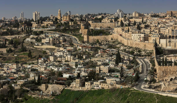 vue de la vieille ville de jérusalem et du mur de la porte de sion - jerusalem hills photos et images de collection