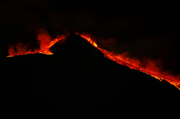 этна эрупция - вулканология стоковые фото и изображения