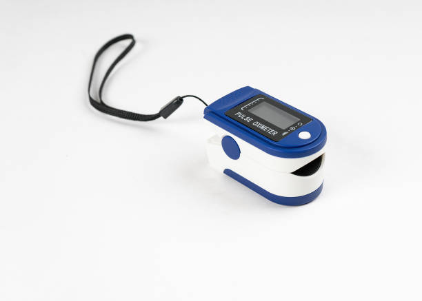 oximetro de pulso digital portátil isolado no fundo branco. - pulse oxymeter - fotografias e filmes do acervo