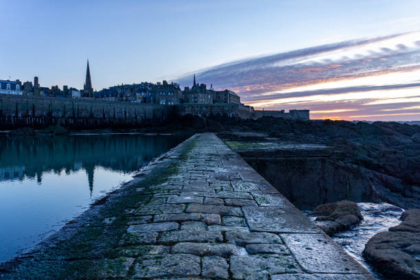 istock The waves of Saint-Malo 1303881478