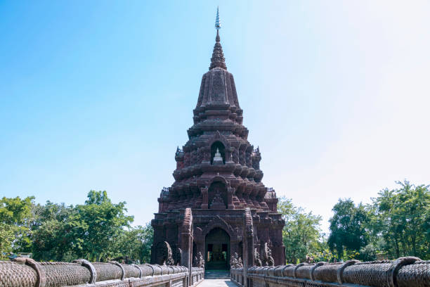 una bella pagoda nel mezzo di uno stagno in un tempio buddista. - arema foto e immagini stock