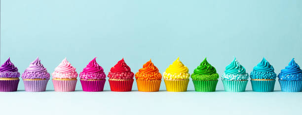 fila di cupcake colorati - decoration fun in a row vibrant color foto e immagini stock