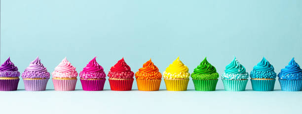 カラフルなカップケーキの列 - cupcake sprinkles baking baked ストックフォトと画像
