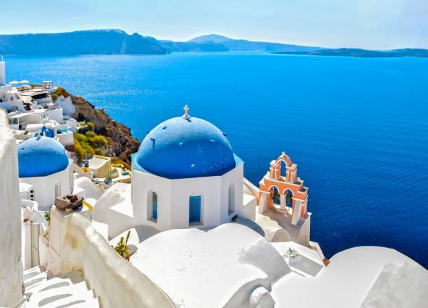 iglesia griega tradicional sobre el mar azul del mar egeo - santorini greece church travel fotografías e imágenes de stock