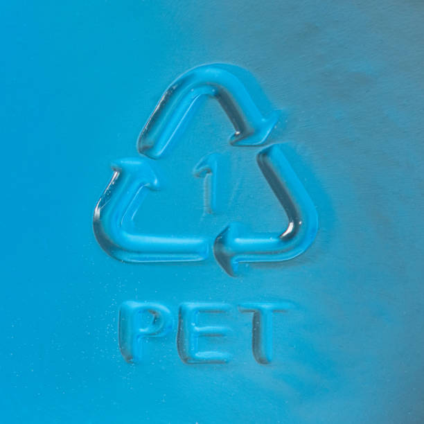 pet recycling symbol on drinks bottle - polyethylene terephthalate imagens e fotografias de stock