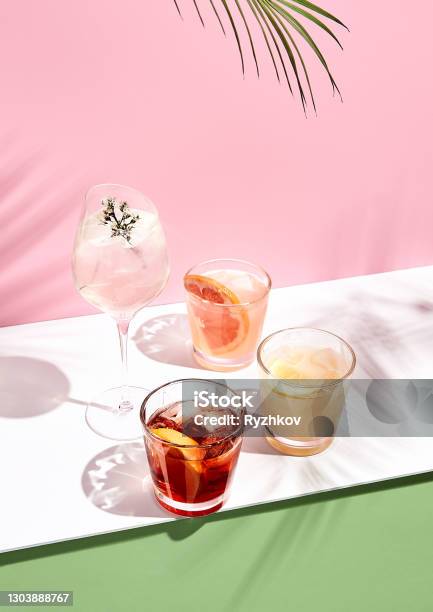 Sommercocktail Mit Obst Und Eis Trinken Sie Auf Weißem Tisch Über Rosa Wand Im Sonnenlicht Mit Palmblatt Schatten Sommer Tropisches Frisches Cocktailkonzept Stockfoto und mehr Bilder von Cocktail