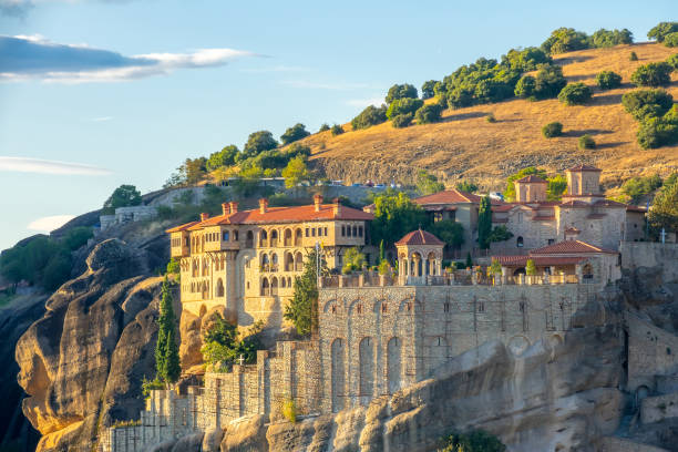 monastero greco su una roccia e soleggiata serata estiva - kalambaka foto e immagini stock